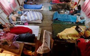 240 متسابقًا يختبرون الصبر في تحدي الاستلقاء الطويل بالصين.. ما المكافأة؟