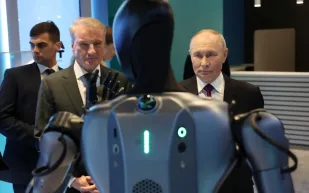 روبوت ذكي يرقص أمام بوتين خلال معرض تقني في موسكو (فيديو)