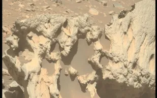 اكتشاف صخرة غير مألوفة على المريخ يثير تساؤلات العلماء