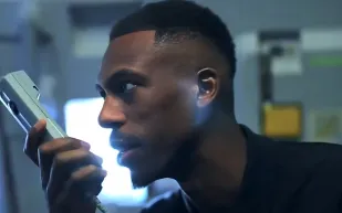 محمد كنو يتحول إلى “مذيع الرحلة” داخل طائرة الهلال الخاصة (فيديو)