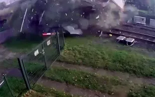 لحظات مرعبة.. قطار فائق السرعة يصطدم بشاحنة فاكهة في هولندا (فيديو)