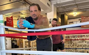 ابن نجم الروك رود ستيوارت يسجل أسرع سقوط في بطولة Misfits للملاكمة (فيديو)