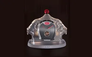 بين إرث بوغاتي العريق وحرفية جاكوب آند كو: ساعة طاولة فاخرة تجسد الهندسة والفن