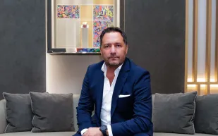 رئيس Hublot جوليان تورنار يتصدر غلاف مجلة "الرجل": «الوقت جوهر الفخامة»