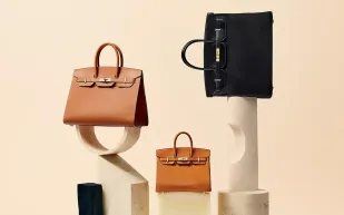 حقائب رجالية فاخرة تتحوّل إلى أصول فنية قابلة للارتداء