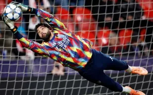 حارس أرسنال يصنع التاريخ ويحطم رقمًا قياسيًا عمره 122 عاماً!