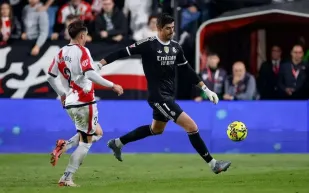 أزمة الإصابات تضرب ريال مدريد: كورتوا وفالفيردي خارج التشكيلة