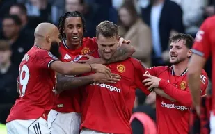 مانشستر يونايتد ينجو من الخسارة في الدقائق الأخيرة أمام توتنهام (فيديو) 