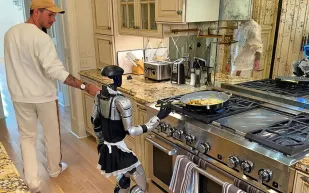 الطهاة بأمان حاليًا: روبوت بشري يفشل في إعداد وجبة غداء ويثير الضحك (فيديو)