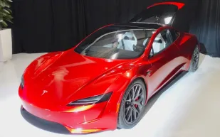 إيلون ماسك يثير الجدل مجددًا حول السيارات الطائرة