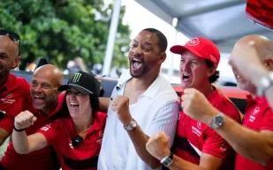 ويل سميث وتوم برادي يتصدران مشهد الفورمولا البحرية في E1 (فيديو)