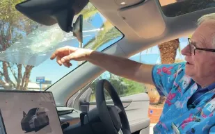 أغرب حادث مروري في التاريخ: هل ضربت السماء سيارة تيسلا؟ (فيديو)