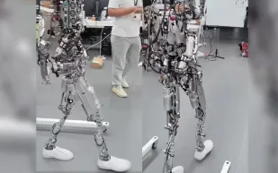 الروبوتات تتخطى الخيال.. XPeng تعرض روبوتها البشري المدهش Iron (فيديو)