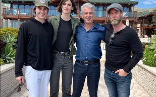 بعد قطيعة 20 عامًا.. بيرس بروسنان يلتقي ابنه في لحظة عائلية مؤثرة 