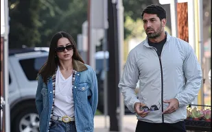 عشيقة توم كروز السابقة تستمتع بوقتها مع رجل وسيم جديد