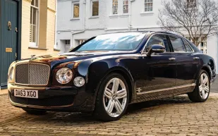 سيارة بنتلي مولسان  التي أقلّت الملك تشارلز للبيع في مزاد علني