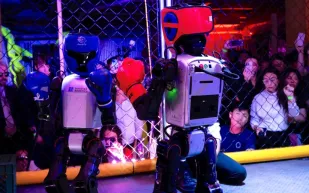 ملاكمة الروبوتات.. رياضة جديدة تجمع بين الذكاء الاصطناعي والبشر (فيديو)