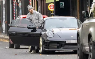 روميو بيكهام يلفت الأنظار بسيارته الفاخرة أثناء نزهة مع صديقته