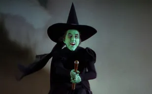 من فيلم "The Wizard of Oz" إلى دار المزاد.. قبعة "الساحرة الشريرة" بملايين الدولارات (فيديو)