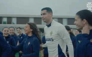 كريستيانو رونالدو يفاجئ لاعبات البرتغال تحت 16 عامًا (فيديو)