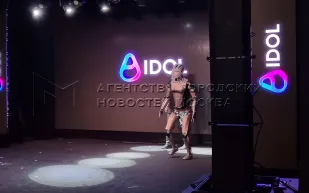 روبوت روسي ينهار على المسرح ويثير السخرية (فيديو)