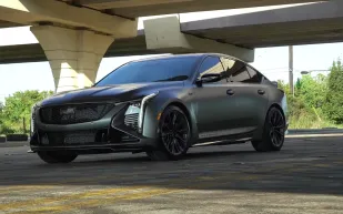 سباق بنسلفانيا يكشف مفاجأة غير متوقعة.. كاديلاك تهزم الكبار (فيديو)