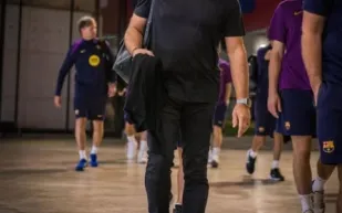 مدرب برشلونة هانزي فليك على وشك الرحيل في نهاية الموسم.. فما السبب؟