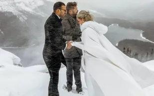 زوجان يتحديان عاصفة ثلجية ليحتفلا بزفافهما في قلب الطبيعة الكندية