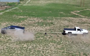 Tesla Cybertruck تواجه Dodge Ram الكلاسيكية في شد الحبل.. من يربح؟ (فيديو)                          