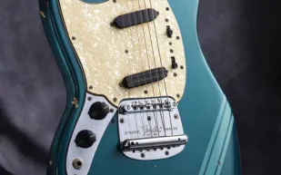 غيتار كورت كوبين "الأغلى في العالم" يتجه إلى مزاد جديد (فيديو)