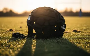 لاعب يضرب خصمه بخوذة في مباراة (فيديو)