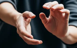 كيف تصنع حركات اليدين الفارق؟ دراسة تكشف السر الخفي للإقناع