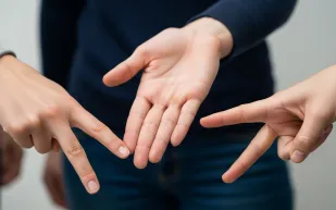 لماذا لا يفوز دماغك في لعبة "حجر ورقة مقص"؟ العلم يجيب 