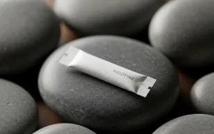 تحت المجهر: هل تخلّصك أكياس النيكوتين فعلاً من خطر التدخين؟