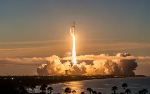 سبيس إكس تتفوق على بلو أوريجن وتحطم الرقم القياسي لإطلاقات فلوريدا (فيديو)