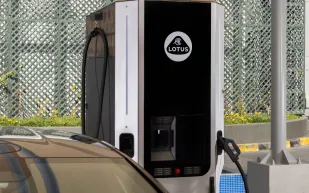 "لوتس إيميا" تحطم أرقام شحن السيارات الكهربائية القياسية.. تعرّف عليه