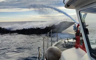 حريق يلتهم يخت «برينسيبيسا ماتيرا» الفاخر قبالة سواحل سافونا الإيطالية (فيديو)