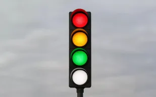 من الأحمر إلى الأبيض: كيف سيغير الضوء الجديد إشارات المرور التقليدية؟ (فيديو)