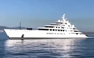 بعد اختفائه لسنوات.. أين رُصد اليخت الخاص الأكبر في العالم؟ (فيديو)