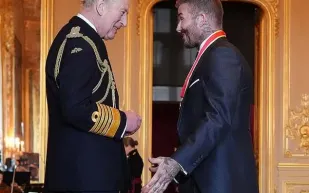 تكريم ديفيد بيكهام بلقب فارس من الملك تشارلز في حفل رسمي (فيديو)