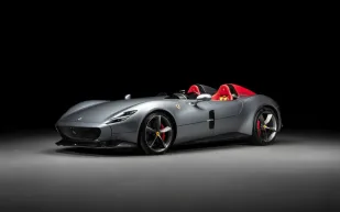 فيراري مونزا SP2: تحفة بلا سقف تُشعل مزاد أبوظبي (فيديو)