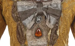 مشهد من تاريخ هوليوود.. أزياء جوني ديب وكيت وينسلت تُعرض في مزاد نادر بلندن