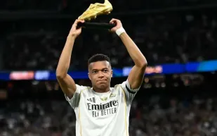 مبابي يحتفل بالحذاء الذهبي في برنابيو وسط تصفيق جماهيري هائل (فيديو)