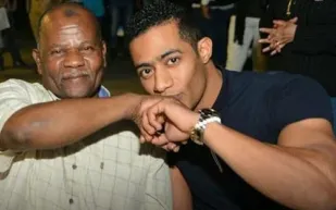 محمد رمضان يستلهم نصائح والده الراحل في أغنيته الجديدة "خليك جامد" (فيديو) 