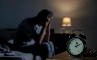 خبراء: الاستيقاظ في منتصف الليل قد يشير إلى خلل في هرمونات التوتر