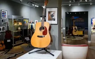 غيتار  الموسيقي الكندي جوردون لايتفوت يقتنص أكثر من ٣٨٠ ألف دولار في مزاد علني