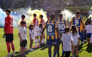 حادثة مثيرة في الأرجنتين: الممر الشرفي يتحول لموقف مفاجئ بمباراة حاسمة (فيديو)