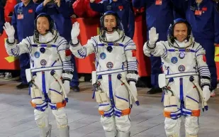 بعد تأخر غير متوقع: الصين تُعيد روادها إلى الأرض بسلام 