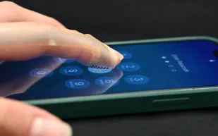 المستقبل أصبح ملموسًا: جهاز يتيح الشعور بالأشياء الرقمية بأصابعك