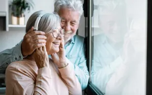 كيف يحمي سماع الموسيقى يوميًا من الإصابة بالخرف؟.. دراسة تجيب